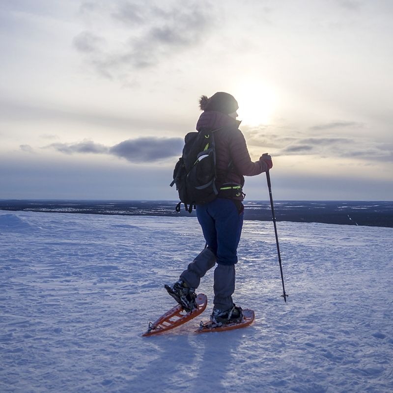 Una chica haciendo raquetas de nieve que es una de las actividades de turismo más demandadas.